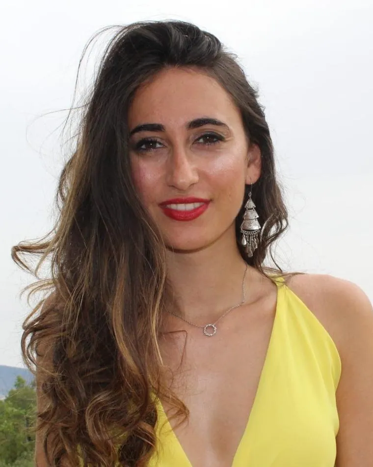 Retrato de Raquel de la Plaza Ruiz, sonriendo al aire libre.